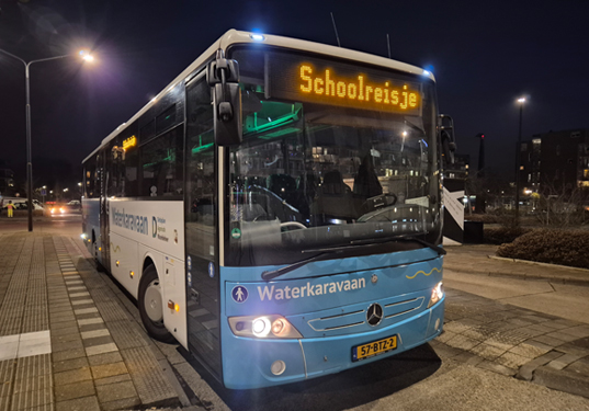 Touringcarbedrijf Gerard van der Lei, schoolreisje, Bus huren in Friesland, Waterkaravaan